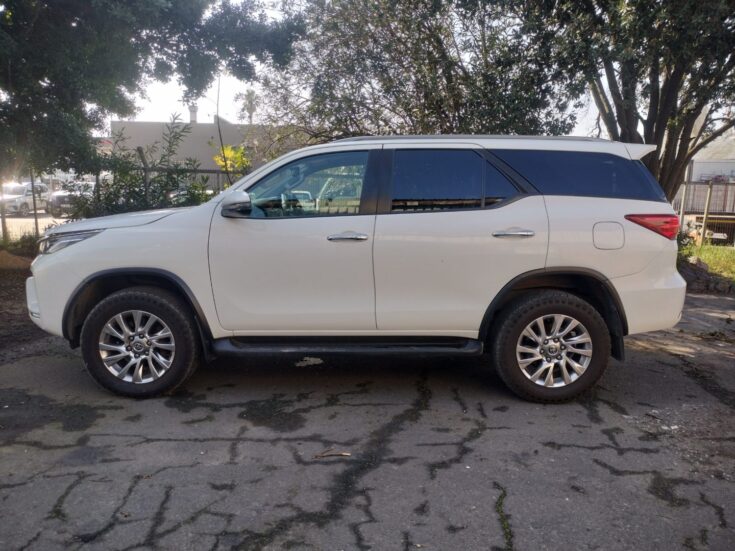 2017 TOYOTA FORTUNER 2.4 GD-6 R/B A/T – Left Side Photo