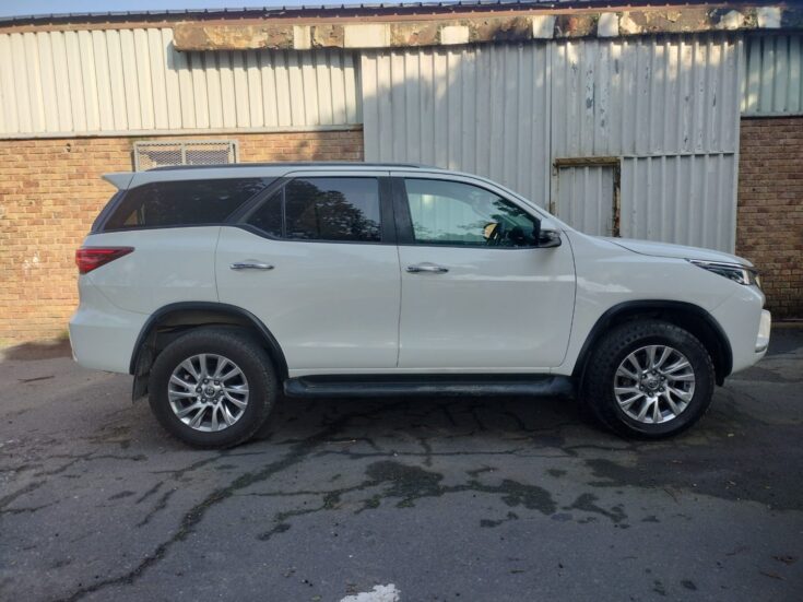 2017 TOYOTA FORTUNER 2.4 GD-6 R/B A/T – Right Side Photo