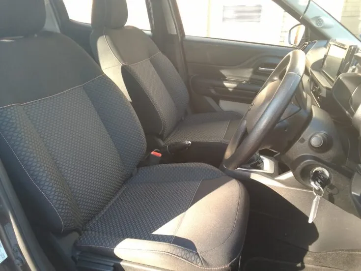 2025 CITROEN C3 FEEL MANUAL – Front Seats