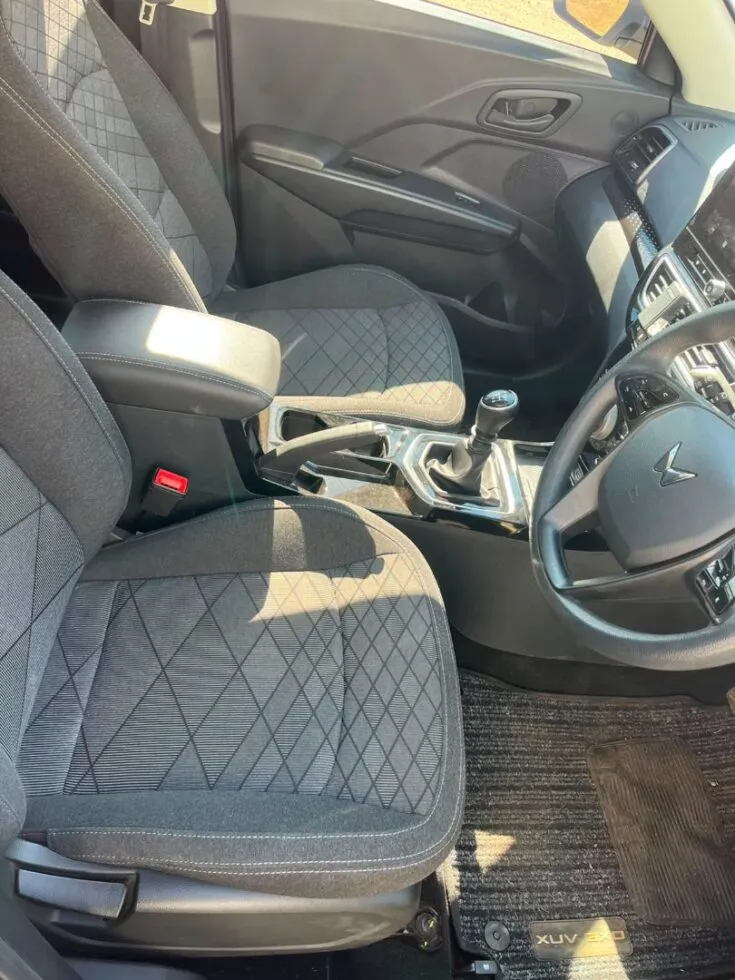 2025 Mahindra Xuv3X0/1.2 AX5 6AT – Front Seats