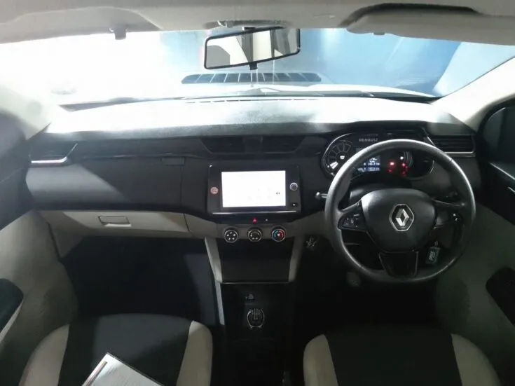 Renault Triber/1.0 INTENS 5MT – Interior