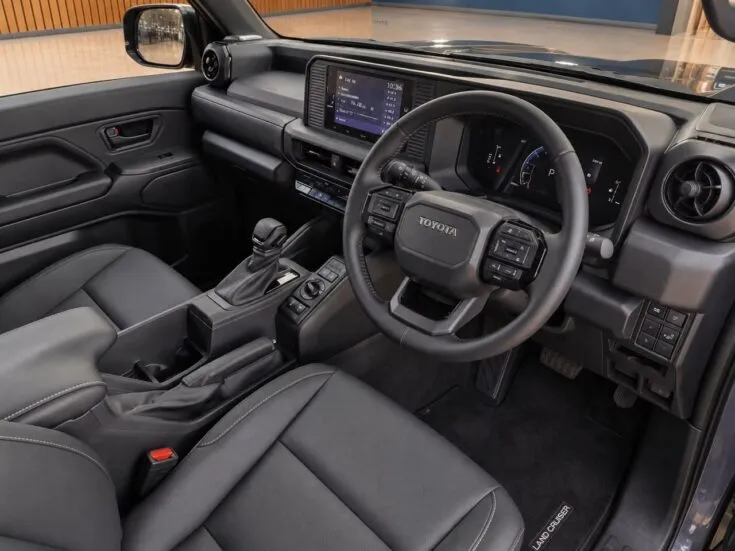 Toyota FJ Cruiser/2.7 VX AT 4X4 – Interior