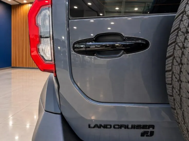 Toyota FJ Cruiser/2.7 VX AT 4X4 – Right Side Photo
